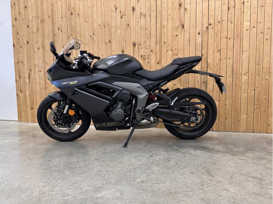 TRIUMPH DAYTONA 660