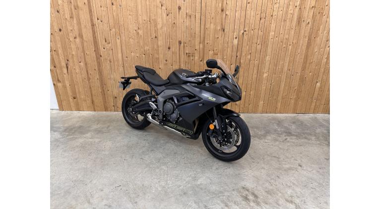 TRIUMPH 	DAYTONA 660